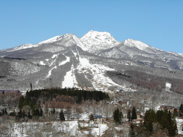 早春的妙高山